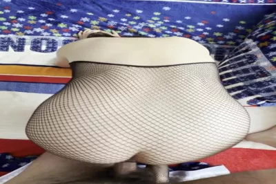让穿上网袜自己动
