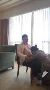 “（老板）我表现好了！你要奖励我”黑丝制服大长腿文秘来我房间为我降火