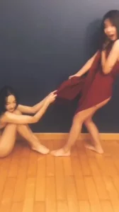 两条母狗比赛谁赢了谁先吃鸡巴！